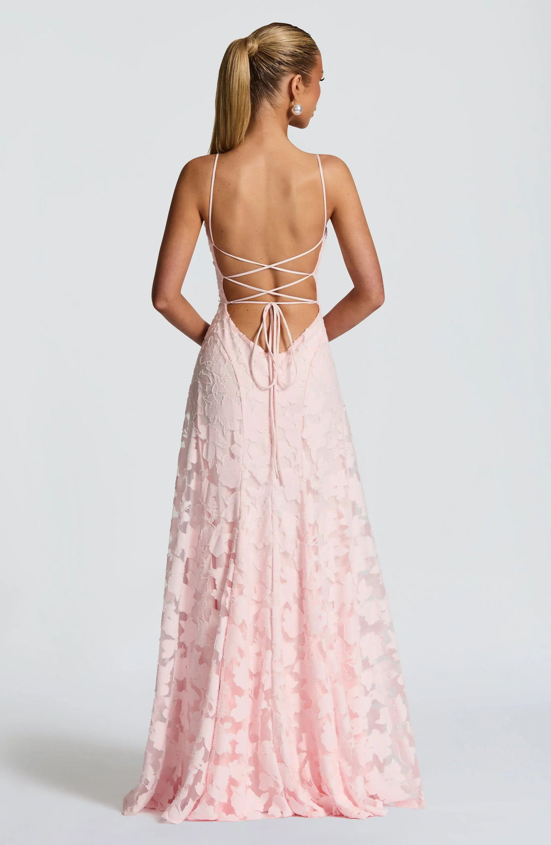 Schickes Sommerkleid für Hochzeitsgäste: Damen Maxikleid mit zartem Blütenmuster & Spaghettiträgern.