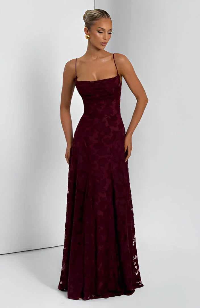 Romantisches Abendkleid für besondere Anlässe: Maxikleid mit Blütenmuster und Spaghettiträgern.