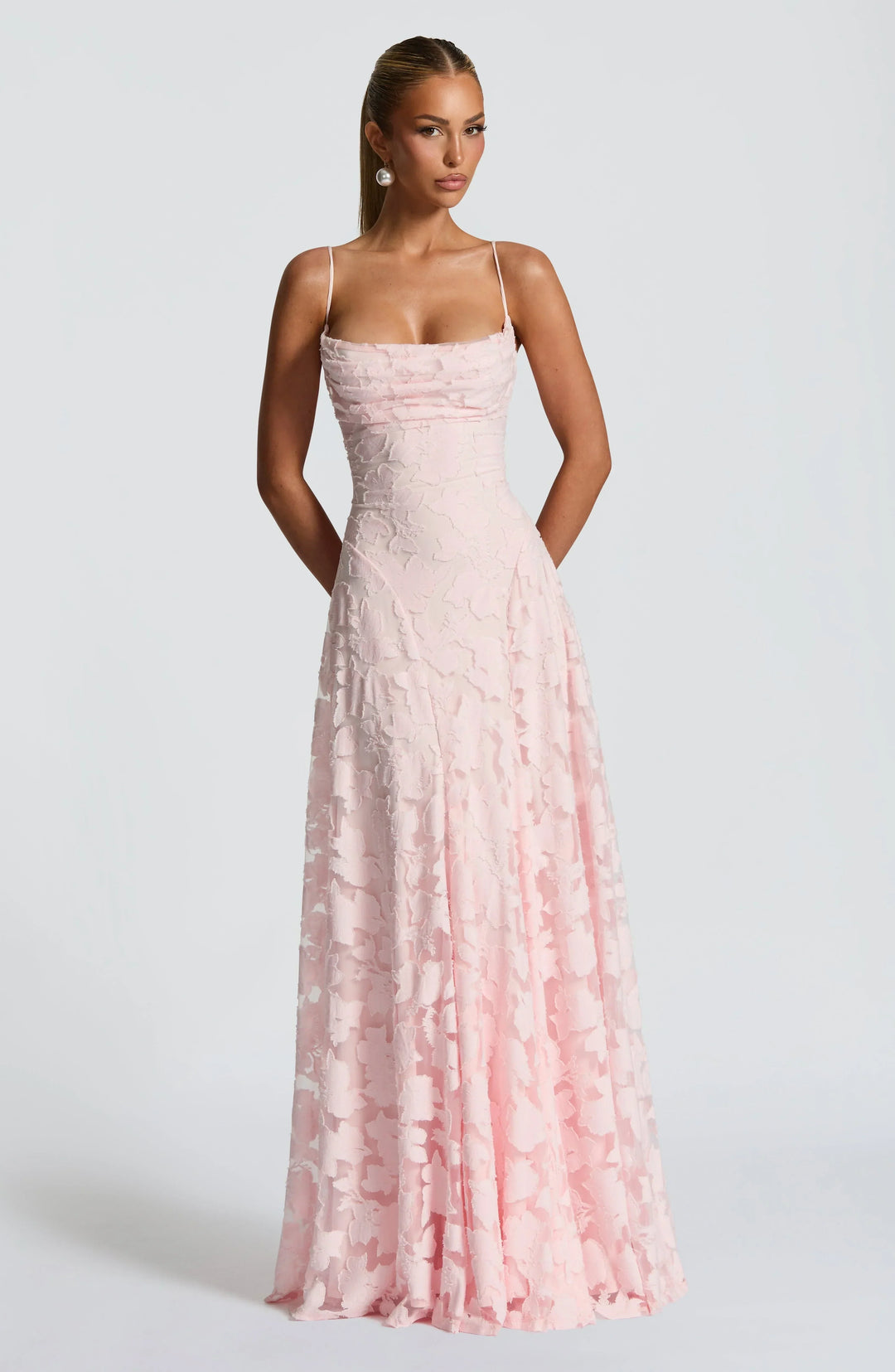 Elegantes Damen Maxikleid mit Blütenmuster & Spaghettiträgern, ideal für Hochzeiten.