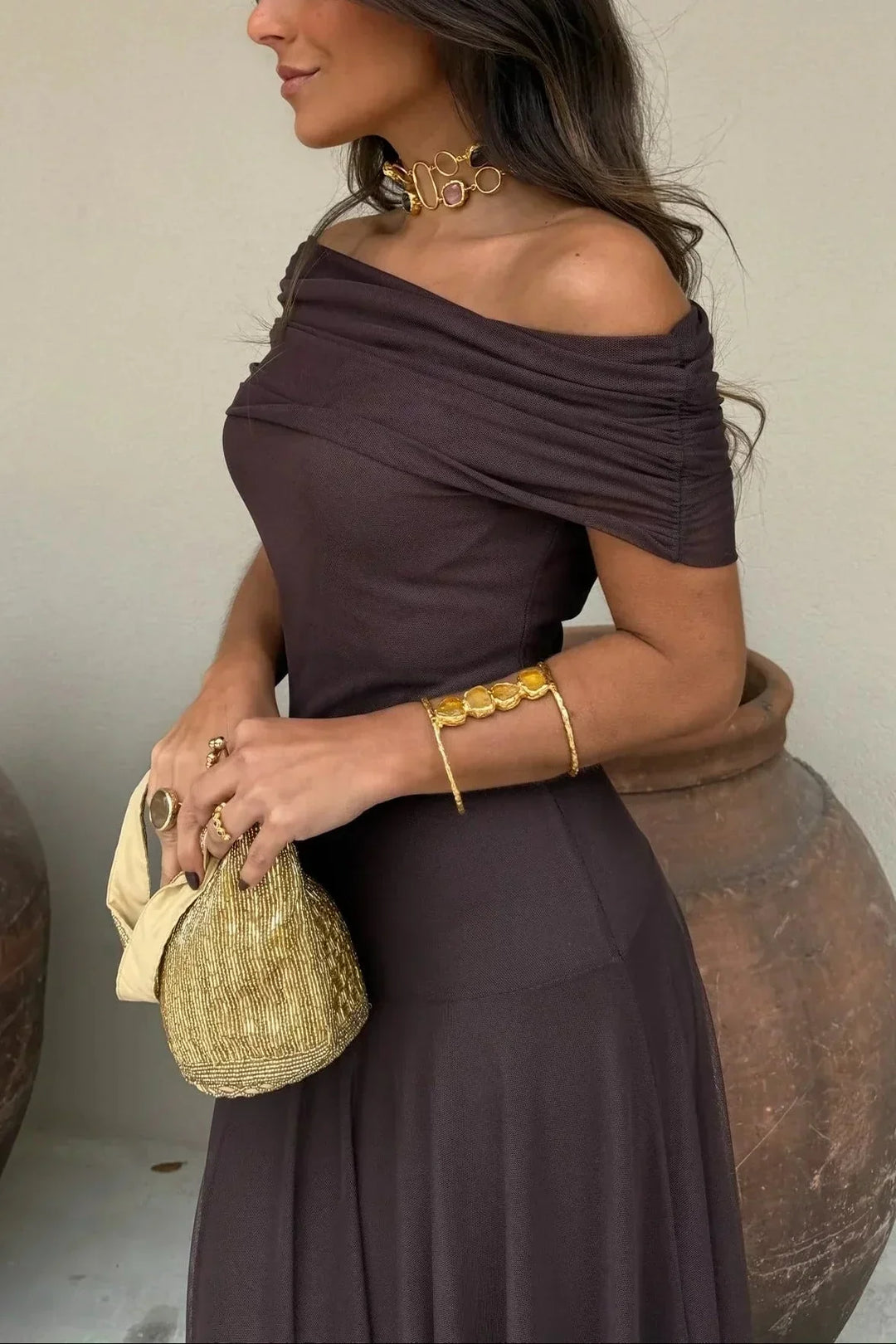 Langes, elegantes Sommerkleid für Damen mit einzigartigem One-Shoulder Design.