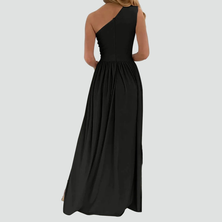Feminines Maxikleid mit asymmetrischem Ausschnitt und elegantem Schlitz. Ideal für Galas oder Bälle.