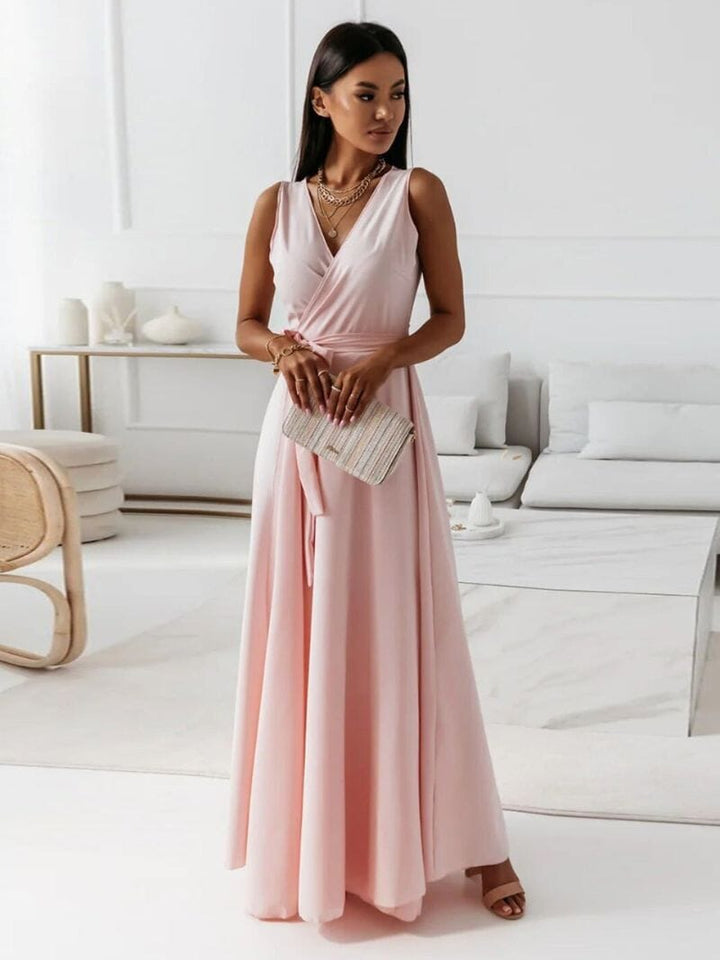 Fließendes Damen Maxikleid, perfekt als Sommerkleid mit V-Ausschnitt. Ideal für elegante Anlässe und Freizeit.