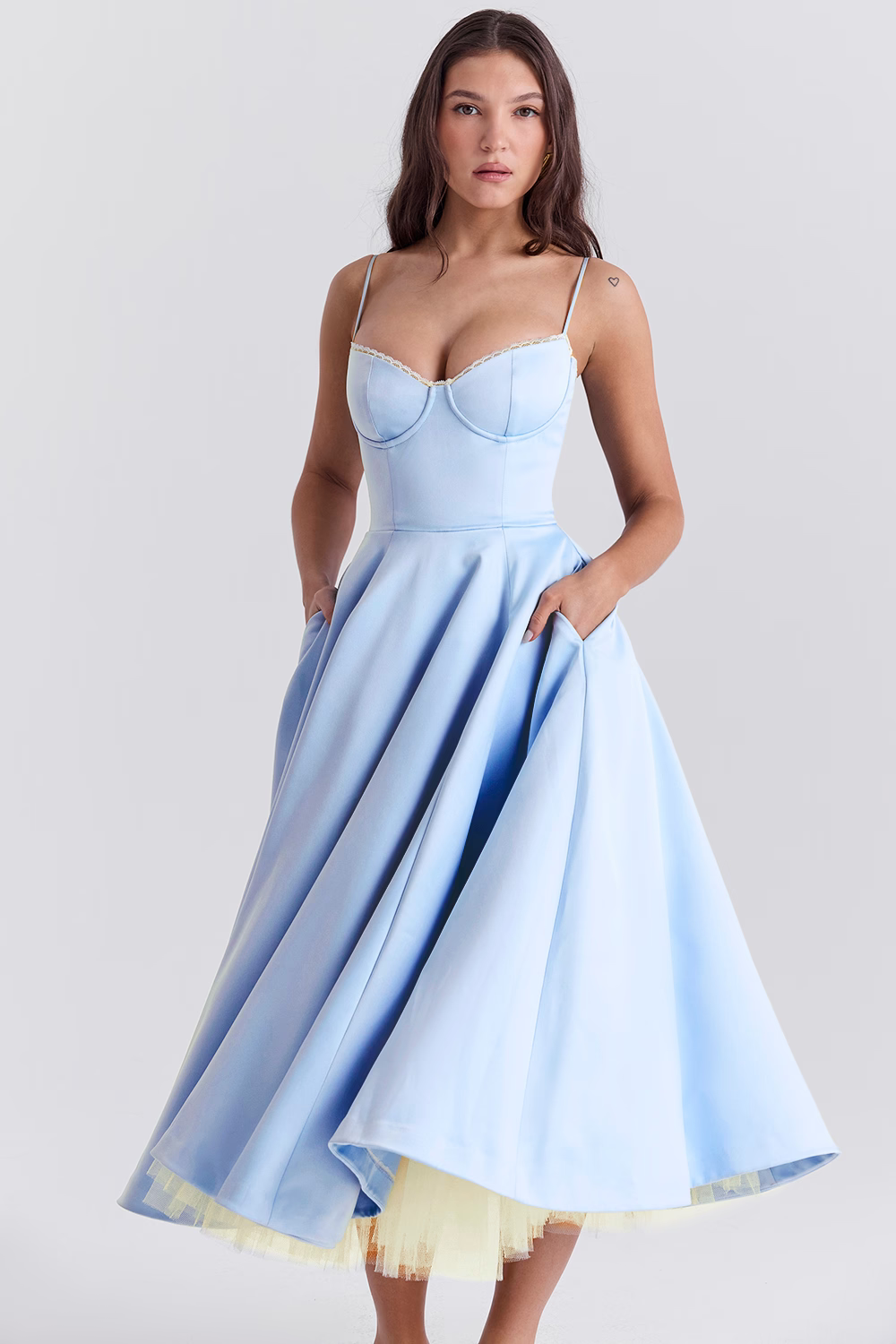 Elegantes festliches Midi-Damenkleid mit Korsett und Herz-Ausschnitt. Ideal für Abend & Party.