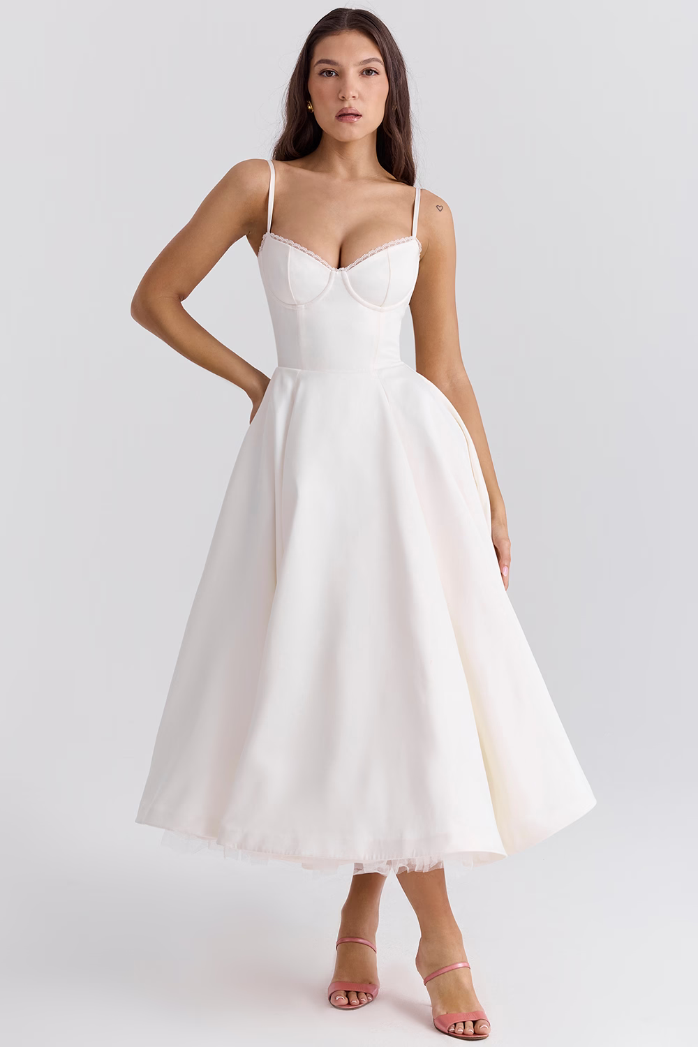 Midi-Damenkleid in Eleganz mit Korsett-Oberteil und fließendem Rock für besondere Feste.