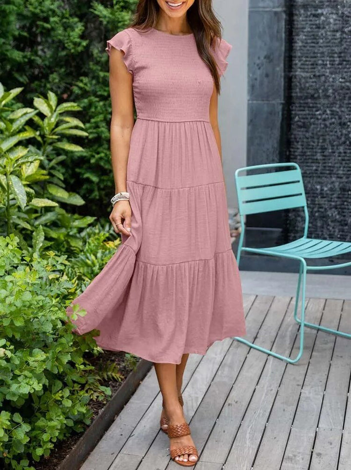 Fließendes Damen Midikleid mit gestuftem Rockteil und zarten Rüschenärmeln für feminine Eleganz.