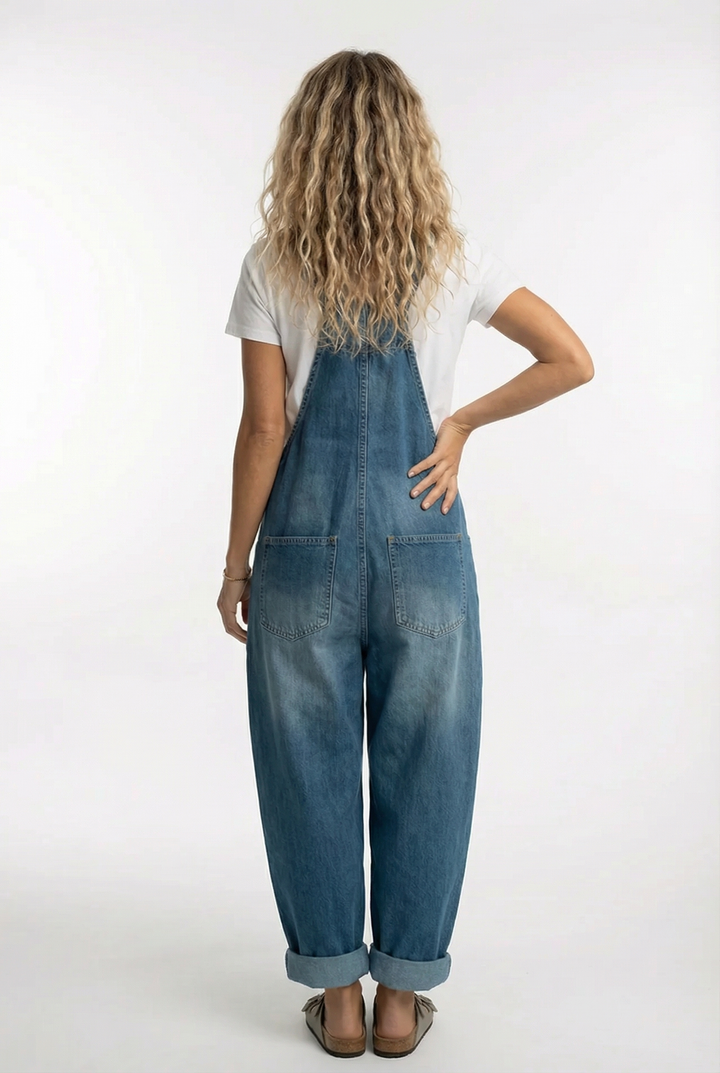 Damen Jumpsuit Nora mit praktischen Fronttaschen und verstellbaren Trägern, ideal für Frühling & Sommer.
