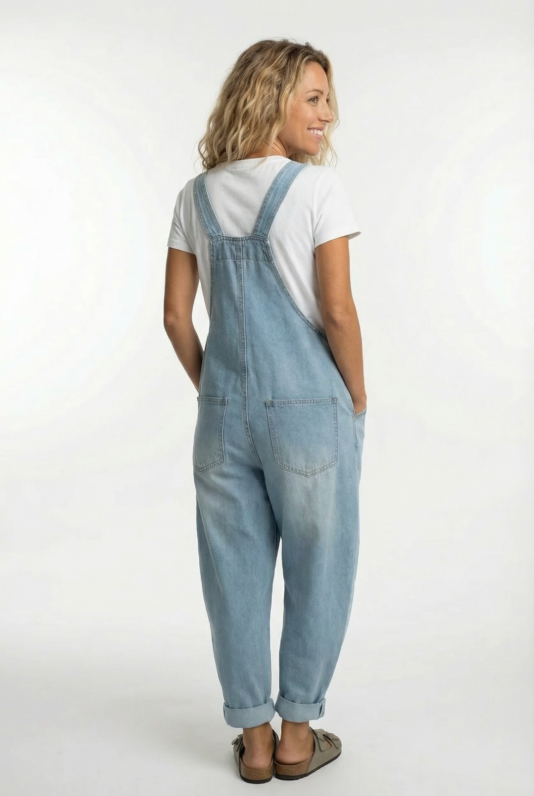 Frau trägt bequemen Damen Nora Overall, lässigen Freizeit-Jumpsuit mit verstellbaren Trägern für Mode.