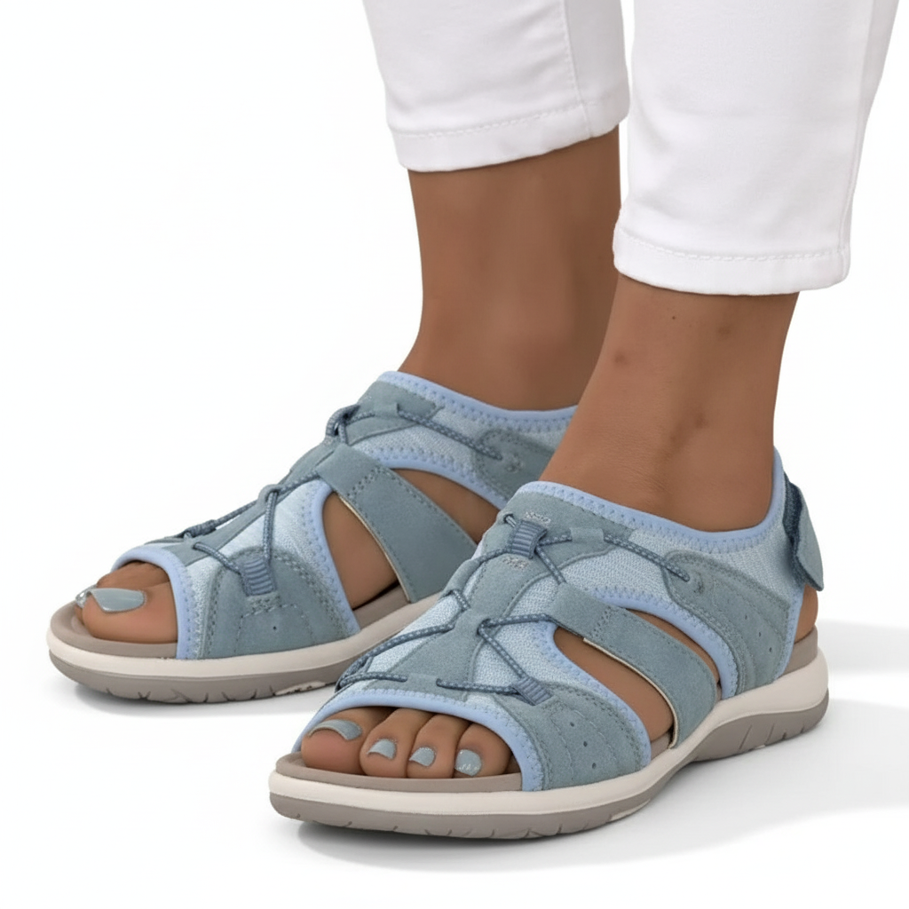 Nahaufnahme der orthopädischen Damensandalen: verstellbare Riemen, weiches Fußbett & Sohlendämpfung.