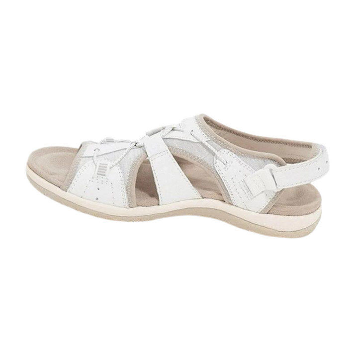 Eine Frau trägt stilvolle, orthopädische Damensandalen auf einem Spaziergang, zeigt Bequemlichkeit.