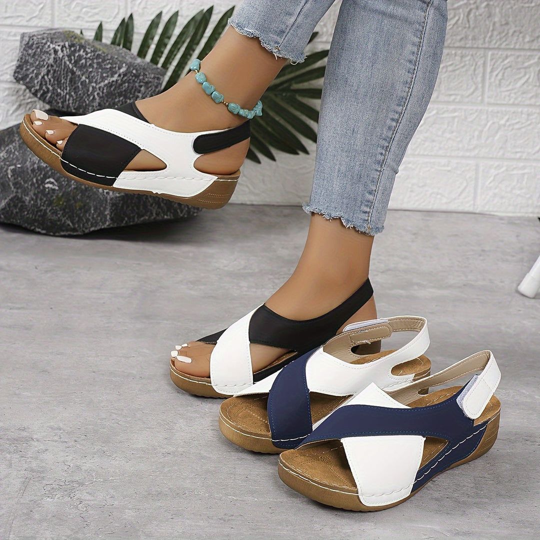 Elegante schwarze Damen Sandalen mit orthopädischem Fußbett. Stilvolle Komfort Schuhe für Alltag und Frühling.