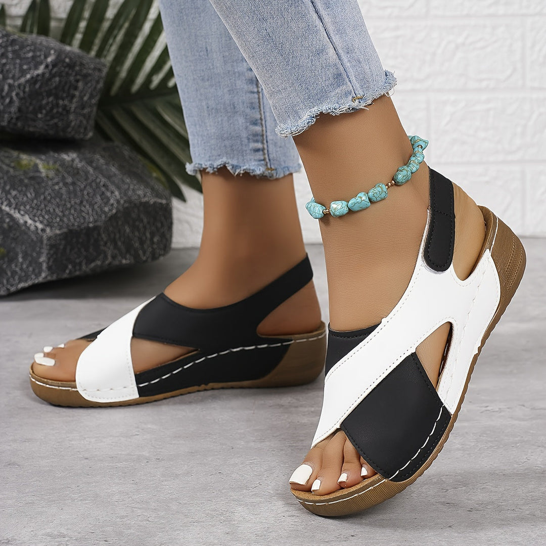Bequeme schwarze orthopädische Damen Sandalen. Unterstützende Schuhe für Fußgesundheit, maximaler Komfort garantiert.
