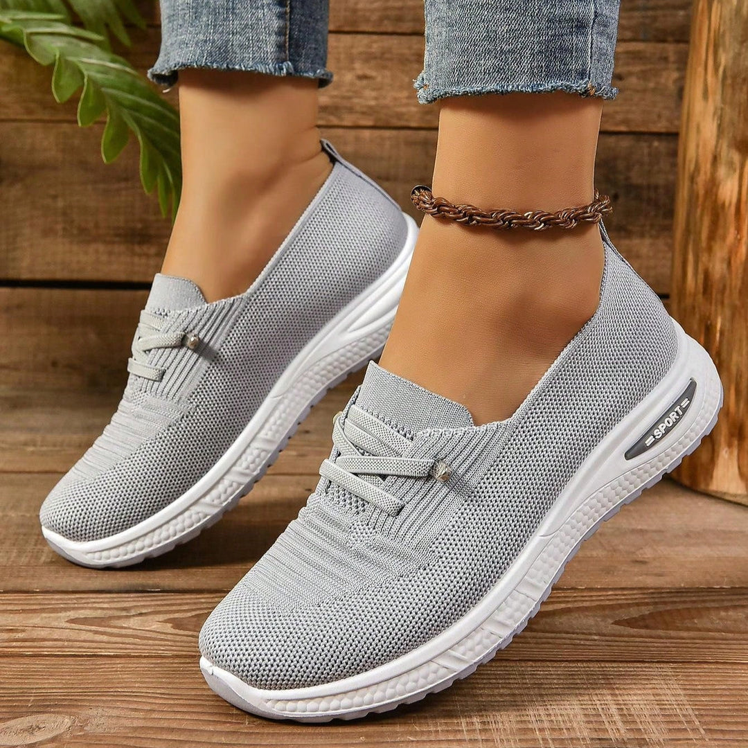Orthopädische Damen Sneakers für gesunde Füße, Slip-On, mit Fußgewölbestütze und geräumiger Zehenbox in Grau.