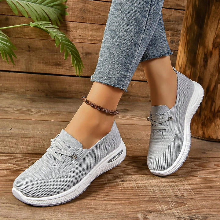 Komfortable graue Damen Freizeitschuhe, orthopädische Slip-On-Sneakers mit breiter Zehenbox für Spaziergänge.