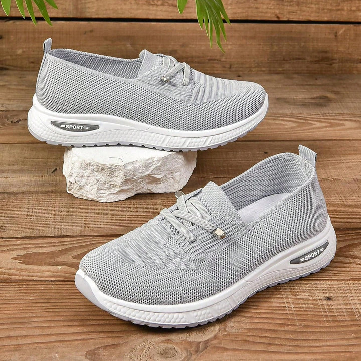 Detailansicht der grauen orthopädischen Damen Slip-On-Sneakers mit komfortabler Passform und breiter Zehenbox.