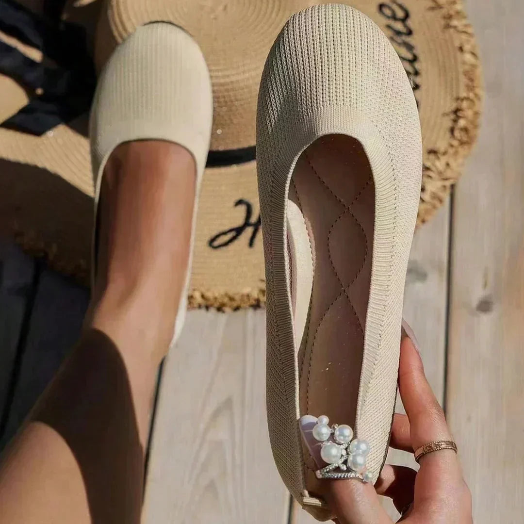 Bequeme Damenslipper, orthopädisch, mit rutschfester Sohle. Stilvolle Freizeitschuhe.