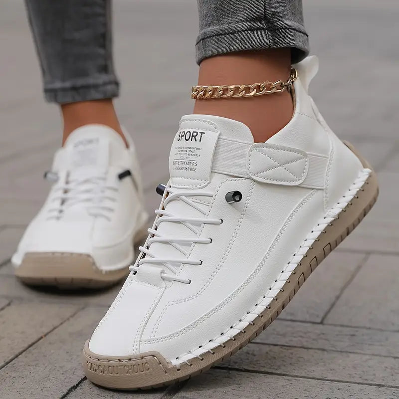 Orthopädischer Damensneaker mit herausnehmbarer Einlegesohle, unterstützt natürliche Fußbewegung, Detailansicht.