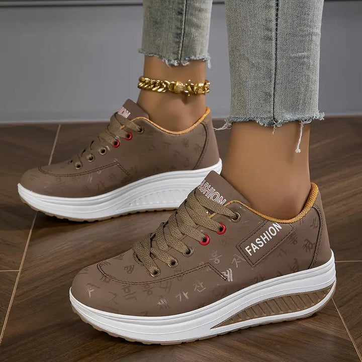 Moderner Damen Orthopädischer Turnschuh, ideal als Alltagsschuh. Bietet Fußstütze & Komfort bei jedem Schritt.