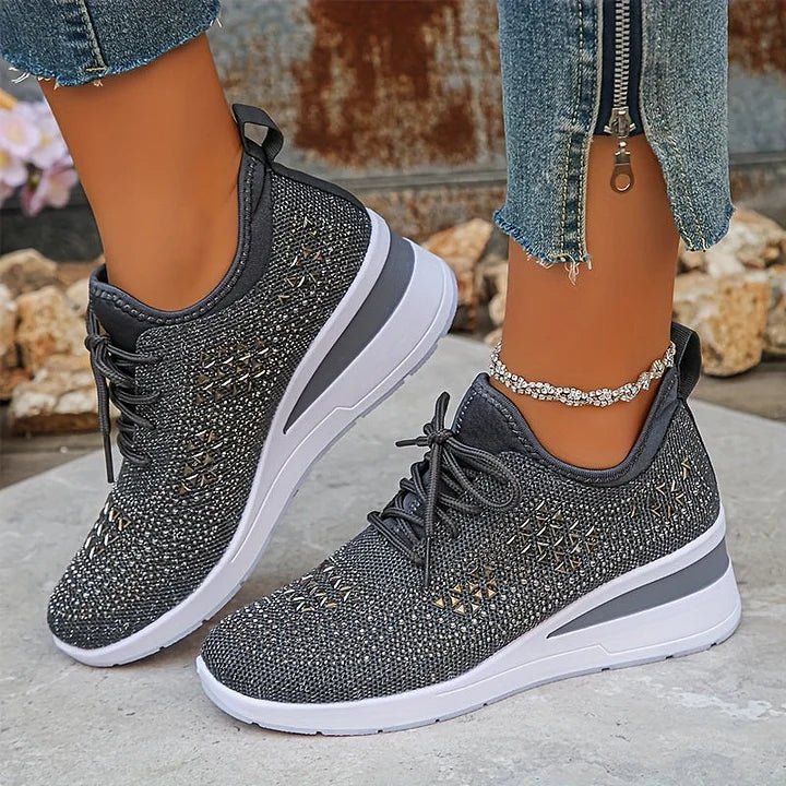 Nahaufnahme orthopädischer Damen-Sneaker, rutschfest, atmungsaktiv und unterstützend.