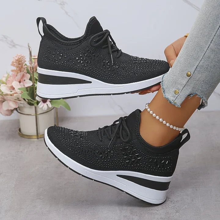 Sportliche Damen-Turnschuhe, rutschfest & orthopädisch, bieten maximalen Fußkomfort.