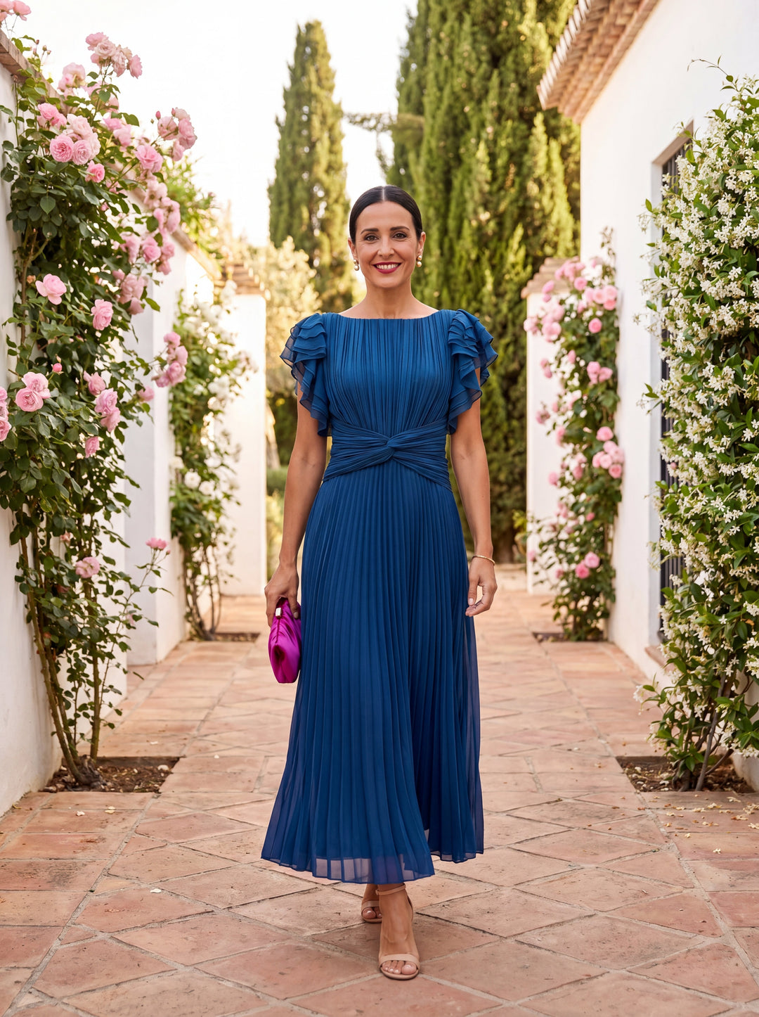 Nahaufnahme: Plissierter Stoff eines eleganten Damen Maxikleides. Geeignet als Hochzeitsgast- oder Festkleid.