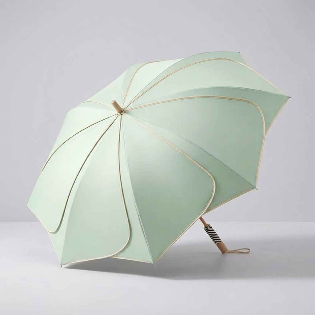 Detailansicht: Geschlossener Damen Regenschirm mit floralem Muster und edlem Holzgriff, kompakt & chic.