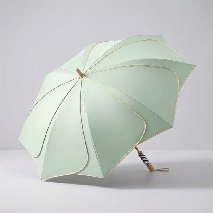 Detailansicht: Geschlossener Damen Regenschirm mit floralem Muster und edlem Holzgriff, kompakt & chic.