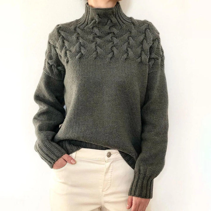 Modischer Damen Strickpullover mit Rollkragen in Herbstfarben. Perfekt für stilvolle Layering-Looks.