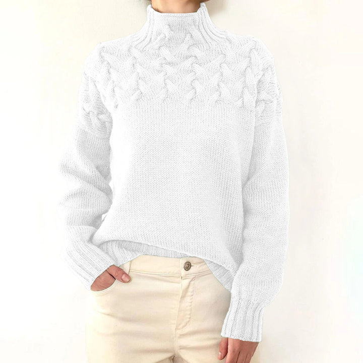 Detailansicht des weichen Stricks eines Damen Rollkragenpullovers. Komfortabler Herbst-Look.