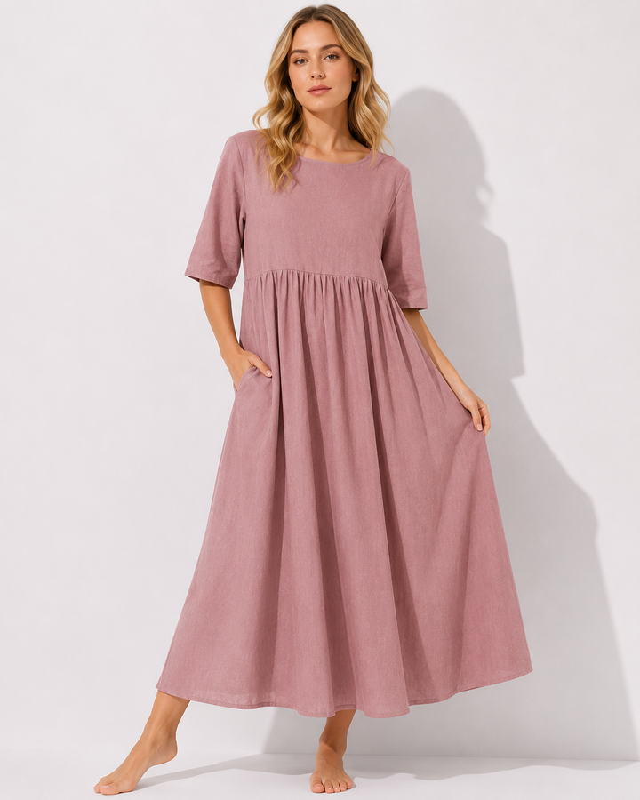 Rückenansicht eines bequemen Damen-Kurzarmkleides mit elegantem Rundhals; vielseitig kombinierbar.