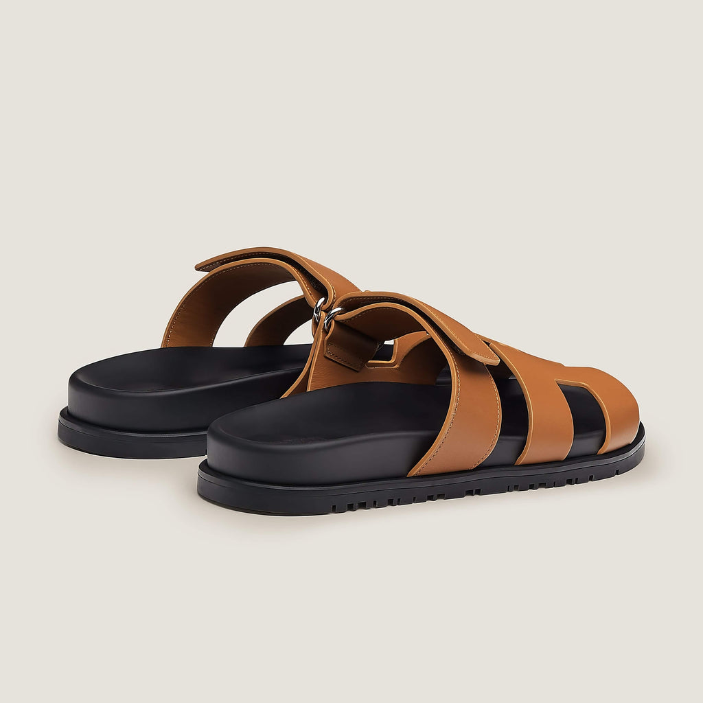 Modische Damen Sandalen in Nahaufnahme. Zeigt die hochwertige Verarbeitung dieser bequemen Sommerschuhe.