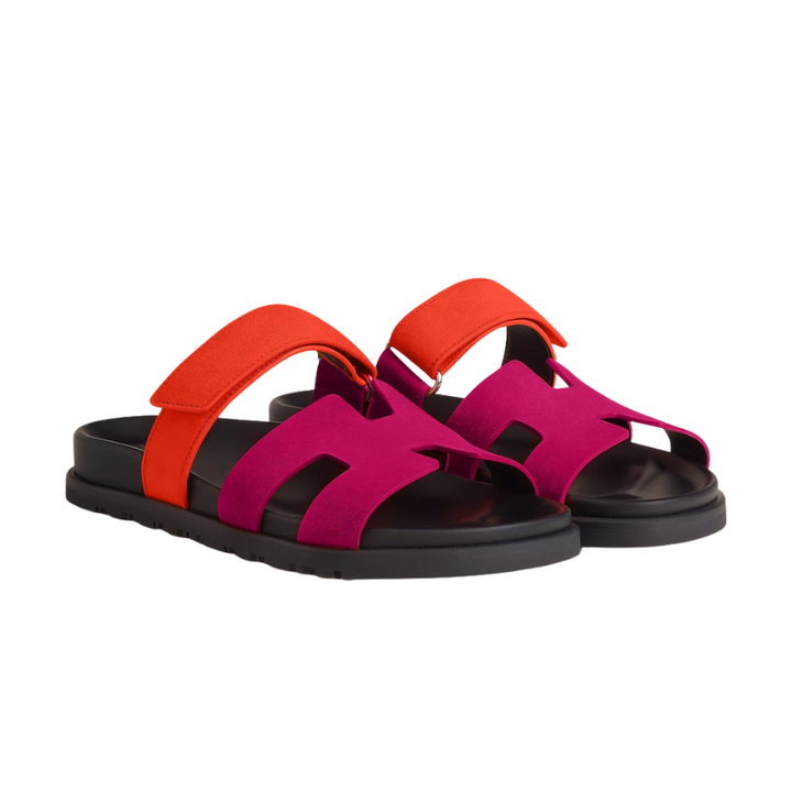 Flache Damensandalen, ideal für entspannte Spaziergänge. Die perfekten Alltagsschuhe für den Sommer.