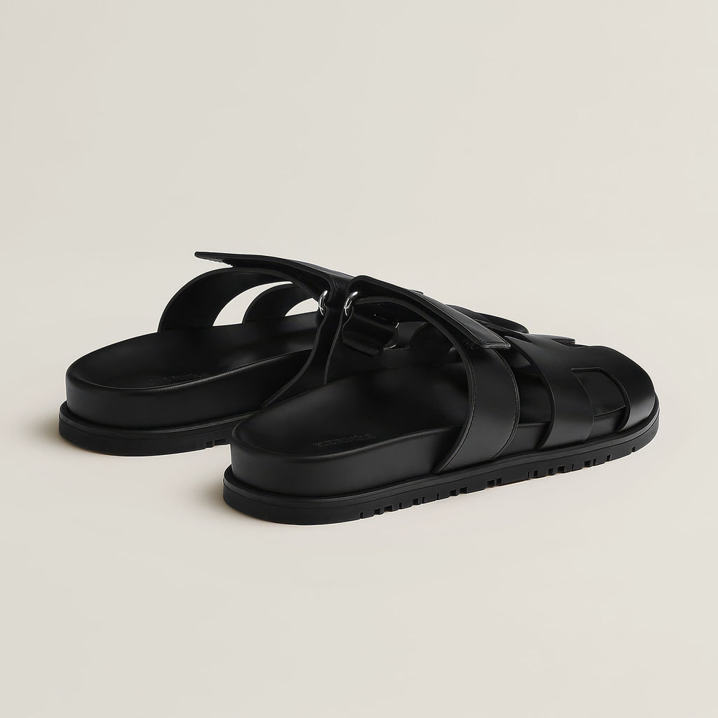 Nahaufnahme der stilvollen Damen Sandalen. Modische flache Sommerschuhe für maximalen Komfort.