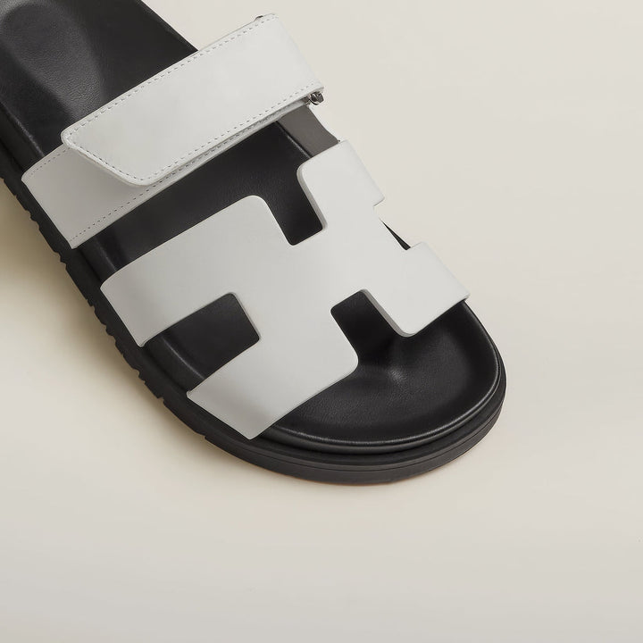 Damen Sandalen kombiniert mit einem Stadtoutfit. Stilvolle Alltagsschuhe für den urbanen Look.