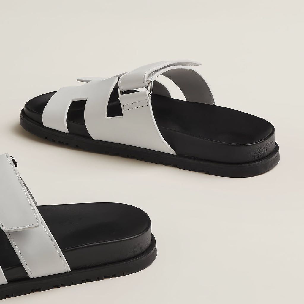 Detailansicht der Riemen von bequemen Damen Sandalen. Modische Sommerschuhe für vielseitige Looks.