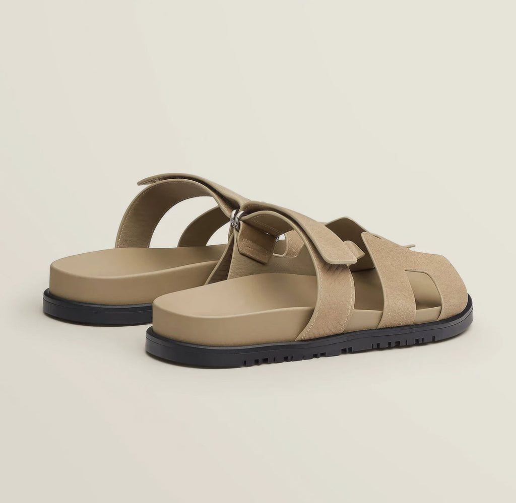 Paar flache Damen Sandalen von oben gesehen. Elegante und leichte Freizeitschuhe für den Sommer.