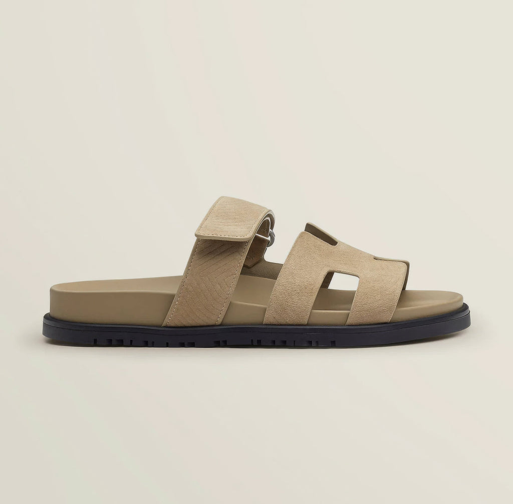 Seitenansicht der bequemen Damen Sandalen. Ergonomische Sommerschuhe für lange Spaziergänge.
