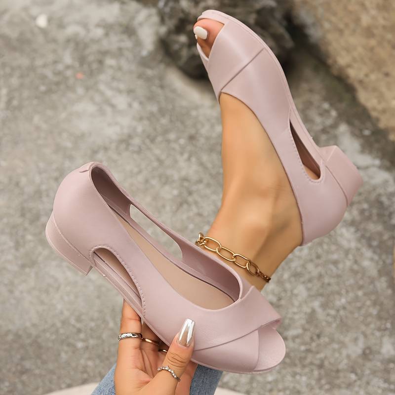 Vordere Ansicht eleganter Damen Sandalen mit klassischem Absatz. Bequeme Sommerschuhe, perfekt für Freizeit und Anlässe.