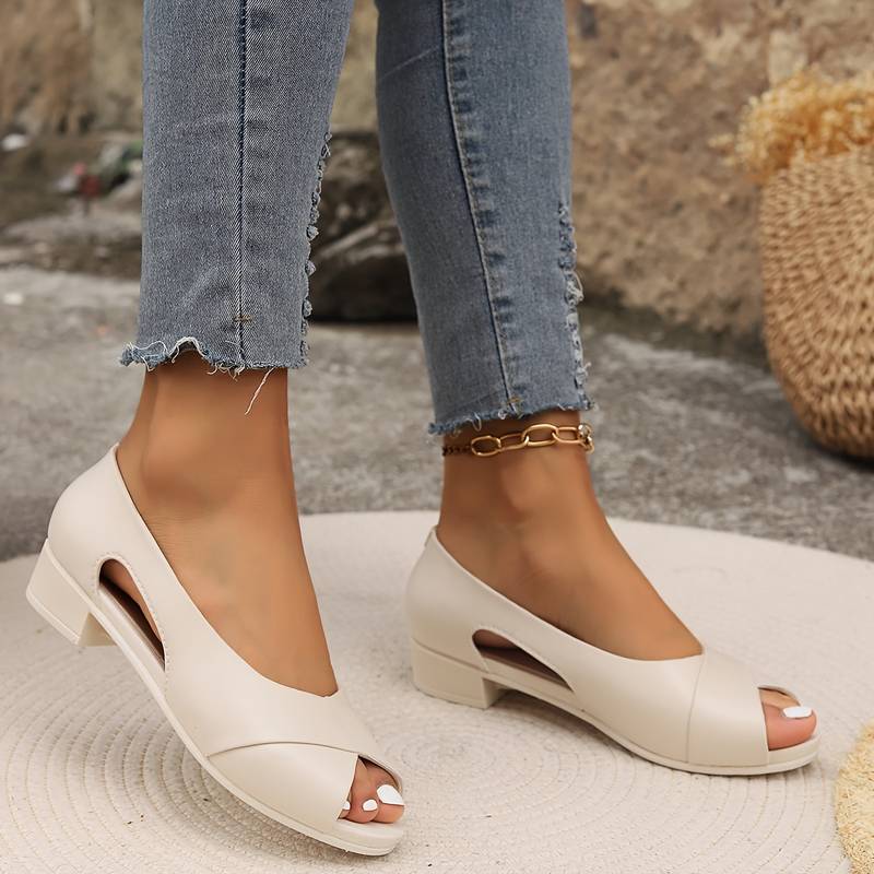 Vielseitige Damen Sandalen mit Absatz in klassischem Design. Bequeme und elegante Sommerschuhe für jeden Anlass.