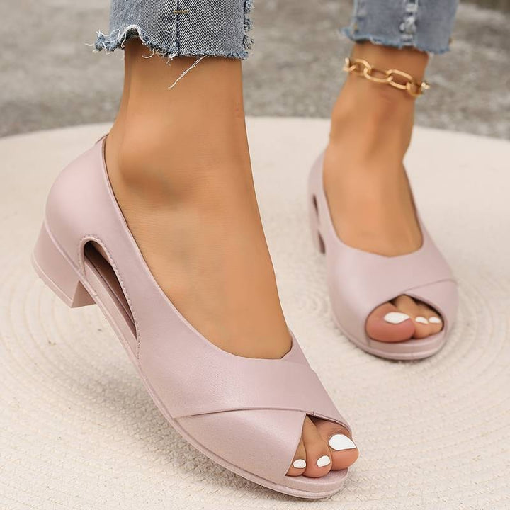 Seitliche Ansicht der eleganten Damen Sandalen mit Absatz. Komfortable und schicke Sommerschuhe für stilvolle Auftritte.