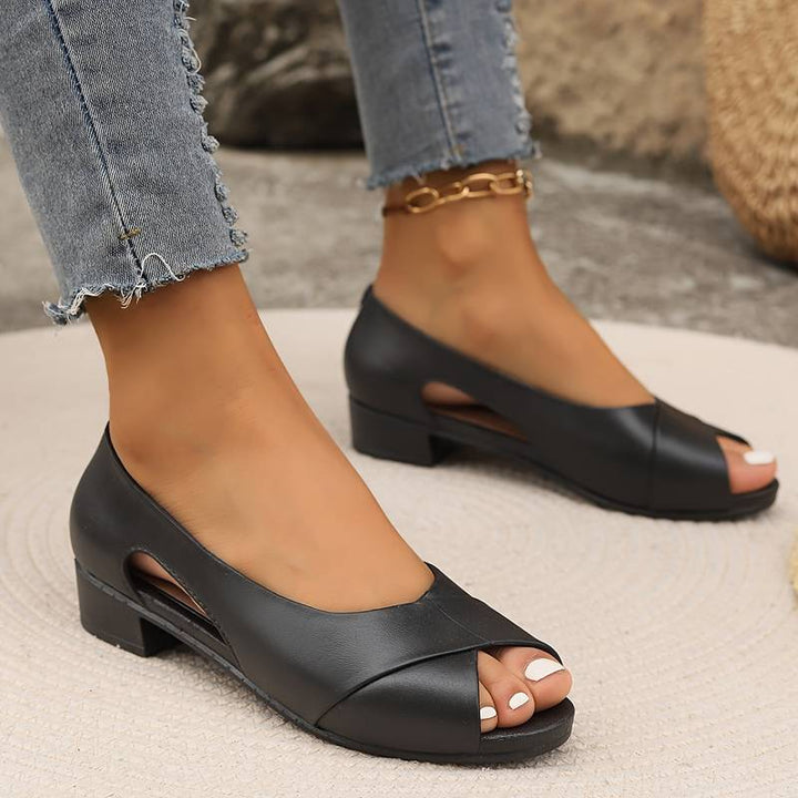 Damen Sandalen mit Absatz, elegant kombiniert für den Sommer. Komfortable Sommerschuhe, ideal für schicke Damenmode.