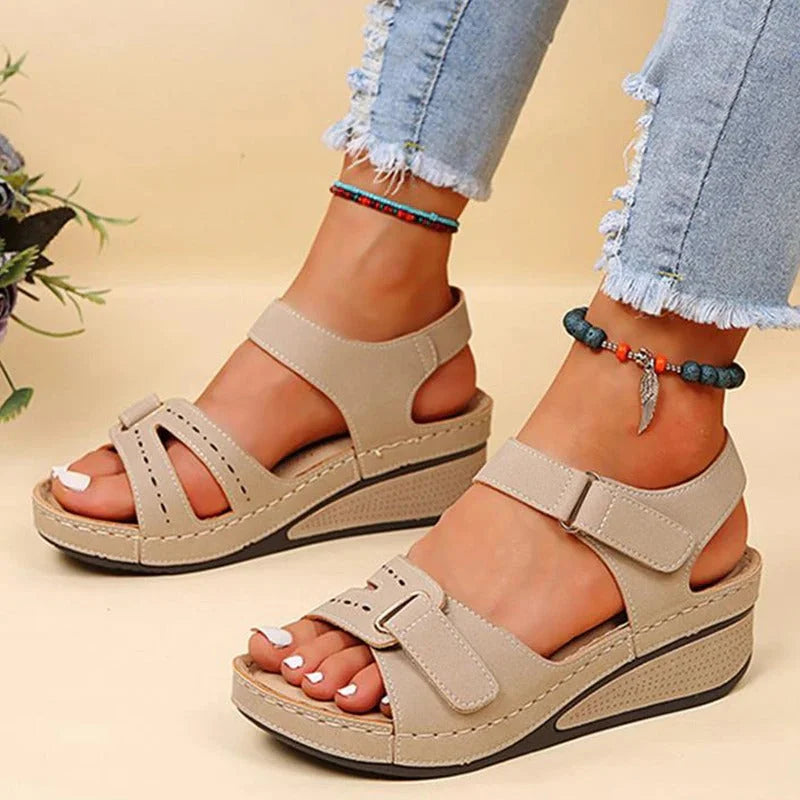 Nahaufnahme des anatomischen Fußbetts der Damen-Komfortsandalen, das orthopädische Unterstützung und Druckentlastung bietet.