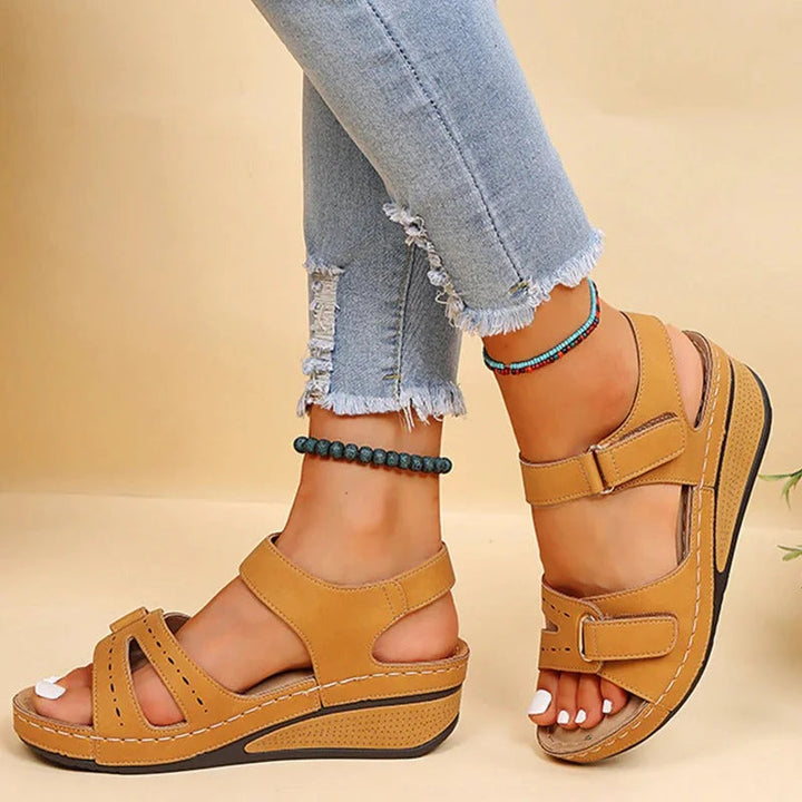 Eine Frau trägt bequeme Damen-Sandalen beim entspannten Gehen, ideal als Sommerschuhe mit orthopädischer Unterstützung.