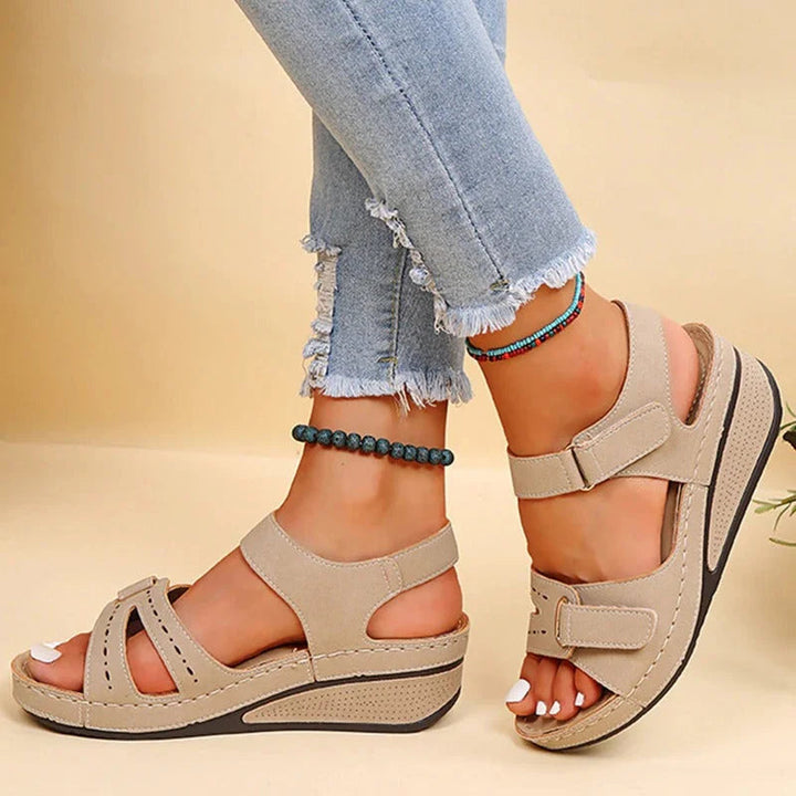 Hochwertige Damen-Sandalen mit verstellbaren Riemen und ergonomischem Fußbett, perfekt für Komfort und Fußgesundheit.