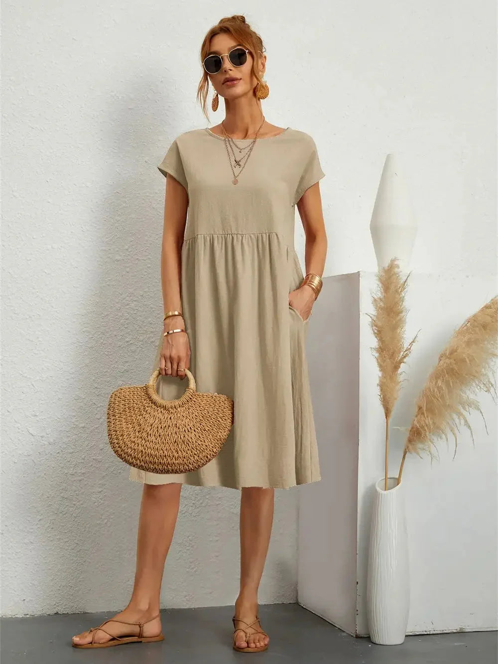Bequemes Regular Fit Damen Smock Midikleid. Perfekt als stylisches Sommerkleid für entspannte Tage.