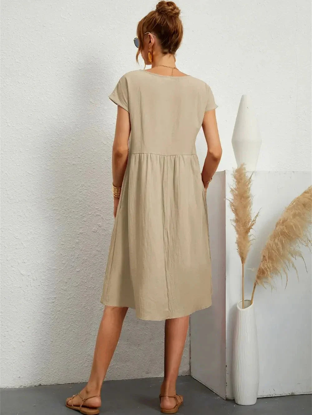 Stilvolles Damen Midi Smockkleid für den Sommer. Vielseitig kombinierbar, ideal für Freizeit & Alltag.