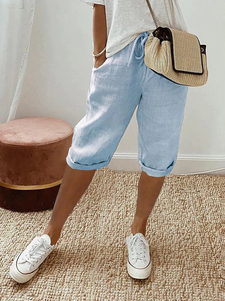 Frau trägt lässige Damen Shorts mit Elastikbund, perfekt für einen entspannten Sommertag.