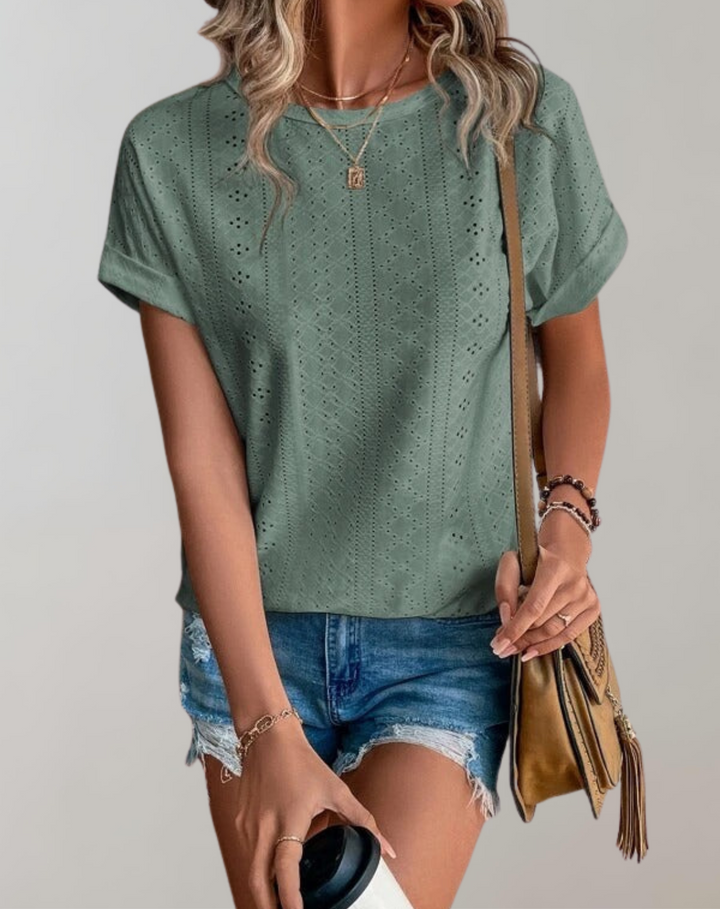 Damen Sommerbluse Lara: Elegant mit Ösenstickerei, Kurzarm und luftigem Design für warme Tage.