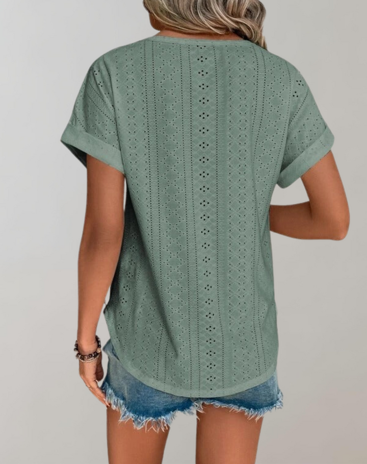 Kurzarm Damenbluse "Lara" mit edler Ösenstickerei, vielseitig kombinierbar für einen eleganten Sommerlook.