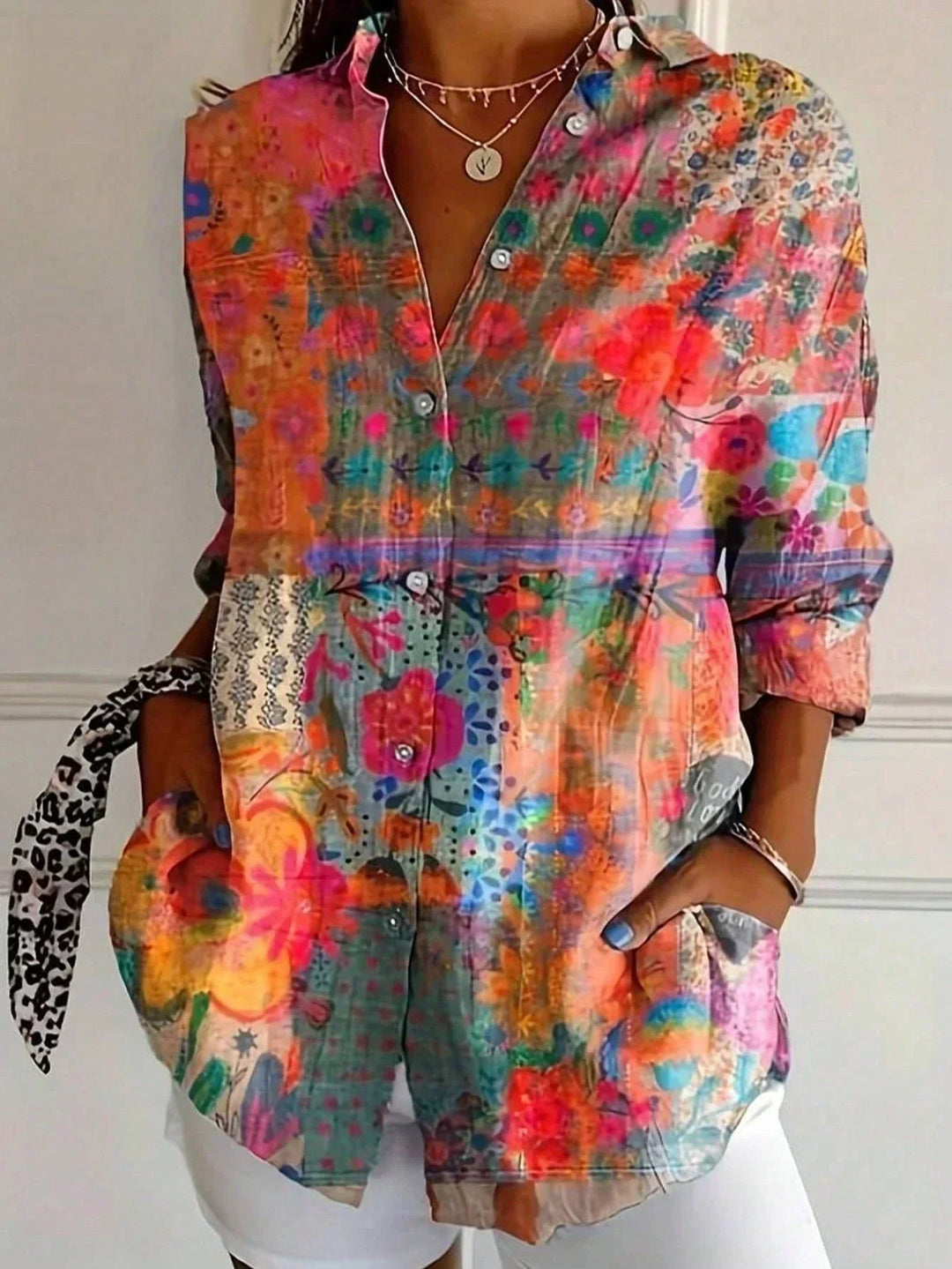 Damen Sommerbluse mit Blumenmuster in Rosa, Orange, Grün & Weiß, lockerer Schnitt, ideal für Freizeit & Urlaub.