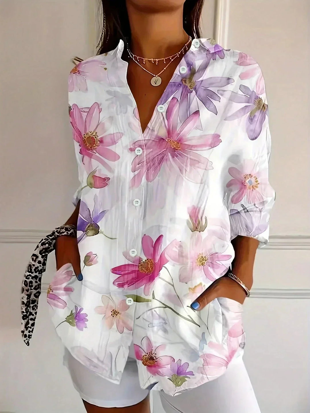 Elegante Damen Hemdbluse mit Blumenmuster, Langarm & klassischem Hemdkragen, perfekt für den Sommer.